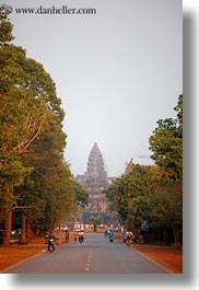 images/Asia/Cambodia/AngkorWat/Towers/road-leading-to-tower.jpg