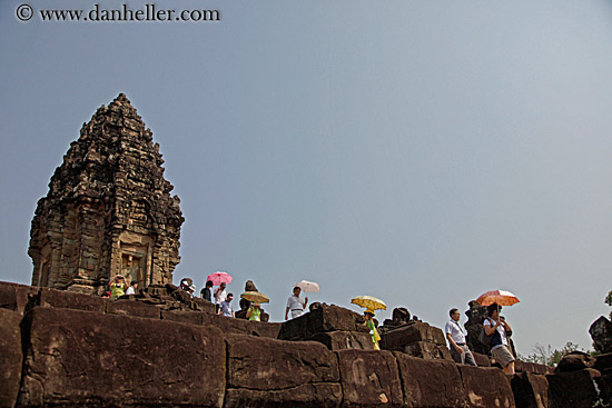 japanese-tourists-w-umbrellas-1.jpg