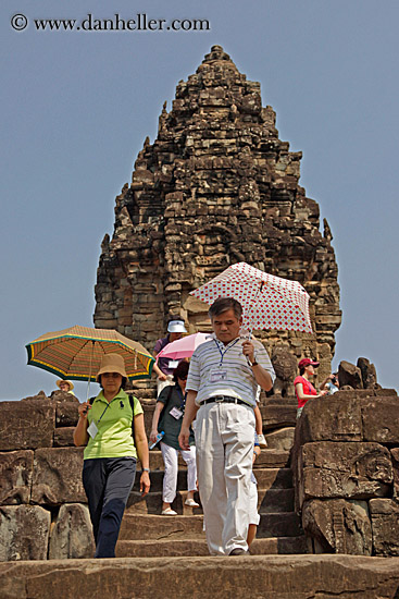 japanese-tourists-w-umbrellas-3.jpg