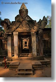 images/Asia/Cambodia/BanteaySrei/Doors/bas_relief-door-09.jpg