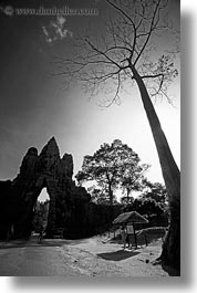 images/Asia/Cambodia/Gates/SouthGate/gate-silhouette-1-bw.jpg