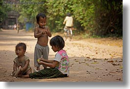 images/Asia/Cambodia/People/Babies/kids-playing-in-dirt-05.jpg