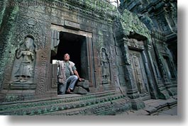 images/Asia/Cambodia/TaPromh/BasRelief/man-in-window-w-bas_relief-1.jpg