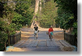 images/Asia/Cambodia/Transportation/bicyclists-crossing-bridge-01.jpg