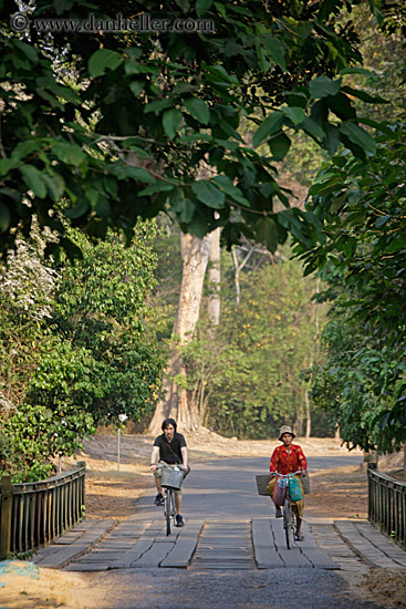 bicyclists-crossing-bridge-02.jpg