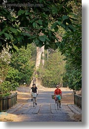 images/Asia/Cambodia/Transportation/bicyclists-crossing-bridge-02.jpg