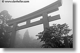 images/Asia/Japan/Hakone/Landscape/misty-torii-gate-1.jpg