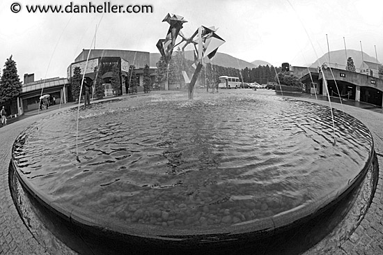 artsy-fountain-bw-2.jpg