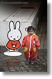 images/Asia/Japan/Hakone/OpenAirMuseum/toddler-n-bunny.jpg