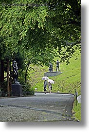 images/Asia/Japan/Hakone/OpenAirMuseum/umbrella-walkers-2.jpg