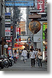 images/Asia/Japan/Kyoto/CityScenes/busy-narrow-street-3.jpg