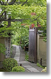 images/Asia/Japan/Kyoto/KotoIn/Garden/green-covered-path.jpg
