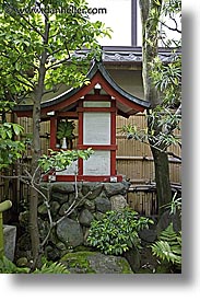 images/Asia/Japan/Kyoto/KotoIn/Garden/red-trim-shrine.jpg