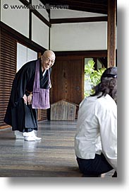 images/Asia/Japan/Kyoto/KotoIn/bowing-priest.jpg