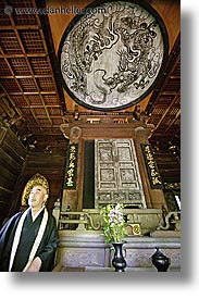 images/Asia/Japan/Kyoto/KotoIn/priest-n-temple-1.jpg