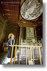 images/Asia/Japan/Kyoto/KotoIn/priest-n-temple-8.jpg