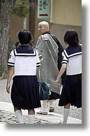 images/Asia/Japan/Kyoto/KotoIn/priests-n-girls.jpg