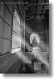 images/Asia/Japan/Kyoto/KotoIn/sun-beams-in-temple-1-bw.jpg