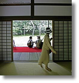 images/Asia/Japan/Kyoto/KotoIn/woman-entering-temple.jpg