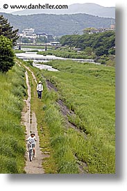 images/Asia/Japan/Kyoto/Misc/path-by-river-3.jpg
