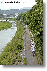 images/Asia/Japan/Kyoto/Misc/path-by-river-4.jpg