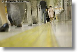 images/Asia/Japan/Misc/Subway/subway-walkers-1.jpg
