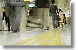 images/Asia/Japan/Misc/Subway/subway-walkers-2.jpg