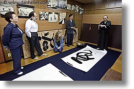 images/Asia/Japan/People/Calligrapher/group-viewing-calligraphy-1.jpg