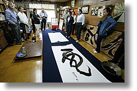 images/Asia/Japan/People/Calligrapher/group-viewing-calligraphy-2.jpg