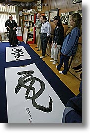 images/Asia/Japan/People/Calligrapher/group-viewing-calligraphy-3.jpg