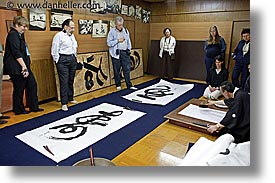 images/Asia/Japan/People/Calligrapher/group-viewing-calligraphy-4.jpg