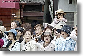 images/Asia/Japan/People/Girls/girl-above-crowd-2.jpg