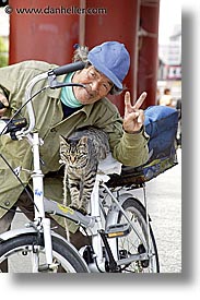 images/Asia/Japan/People/Men/man-cat-bike-2.jpg
