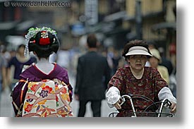images/Asia/Japan/People/Women/geisha-n-old-woman.jpg