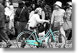 images/Asia/Japan/People/Women/light-blue-bike.jpg