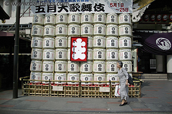 woman-n-sake-drums.jpg