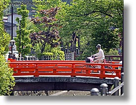 images/Asia/Japan/Takayama/Riverbank/red-bridge-2.jpg