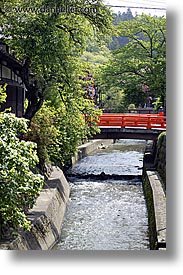 images/Asia/Japan/Takayama/Riverbank/red-bridge-3.jpg