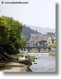 images/Asia/Japan/Takayama/Riverbank/walking-by-riverbank-1.jpg