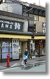 images/Asia/Japan/Takayama/Town/water-bucket.jpg