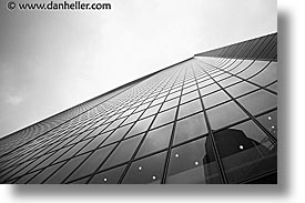 images/Asia/Japan/Tokyo/Cityscapes/curved-bldg-bw.jpg