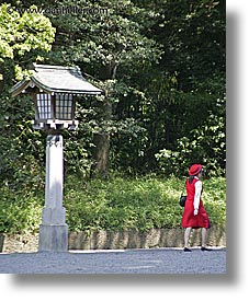 images/Asia/Japan/Tokyo/MeijiShrine/girl-in-red.jpg