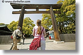 images/Asia/Japan/Tokyo/MeijiShrine/looking-up-torii-gate-3.jpg