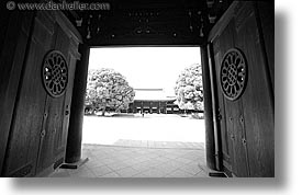 images/Asia/Japan/Tokyo/MeijiShrine/shrine-entry-doors-5-bw.jpg