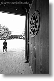 images/Asia/Japan/Tokyo/MeijiShrine/shrine-entry-doors-6-bw.jpg