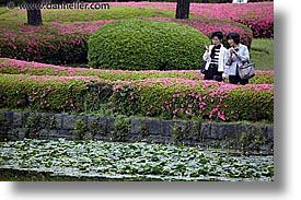 images/Asia/Japan/Tokyo/RoyalPalaceGardens/women-admiring-pond.jpg
