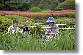images/Asia/Japan/Tokyo/RoyalPalaceGardens/women-drawing-irises-2.jpg