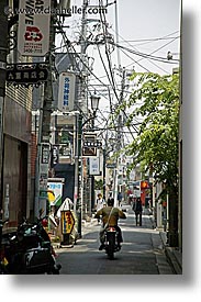 images/Asia/Japan/Tokyo/Streets/motorcycle-wires.jpg