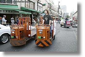 images/Asia/Japan/Tokyo/TsukijiMarket/people-in-motion-4.jpg