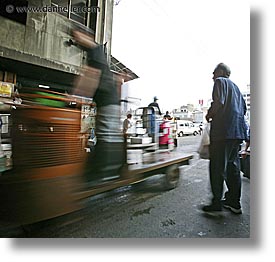 images/Asia/Japan/Tokyo/TsukijiMarket/people-in-motion-5.jpg